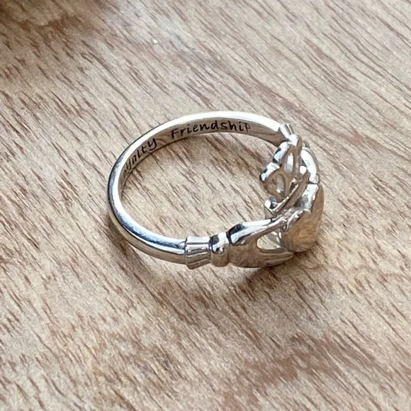 Irish Claddagh Ring 🍀 - Picture 7 of 9